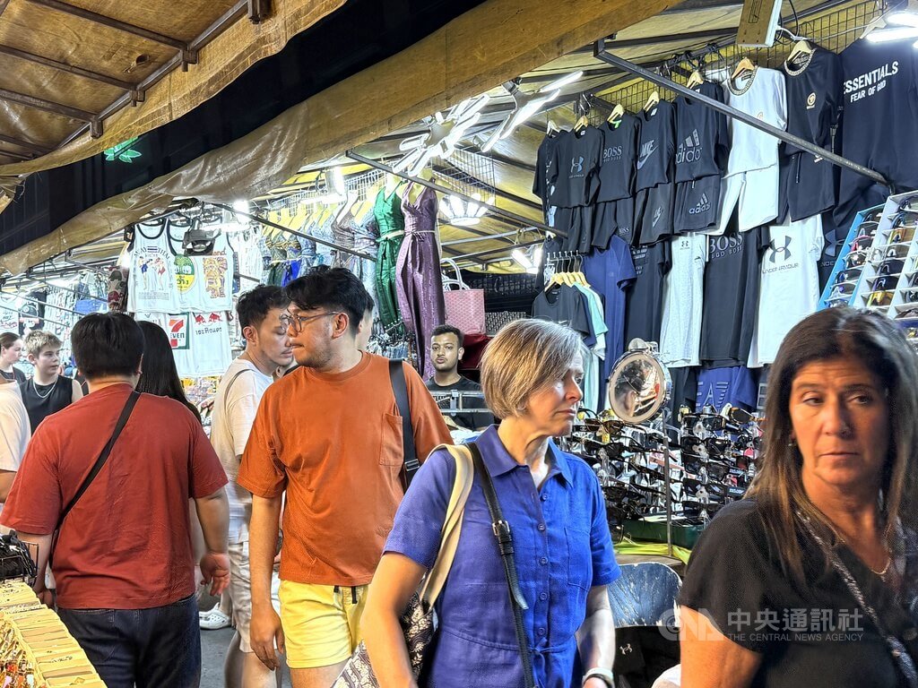 曼谷觀光市場吸引外籍遊客駐足