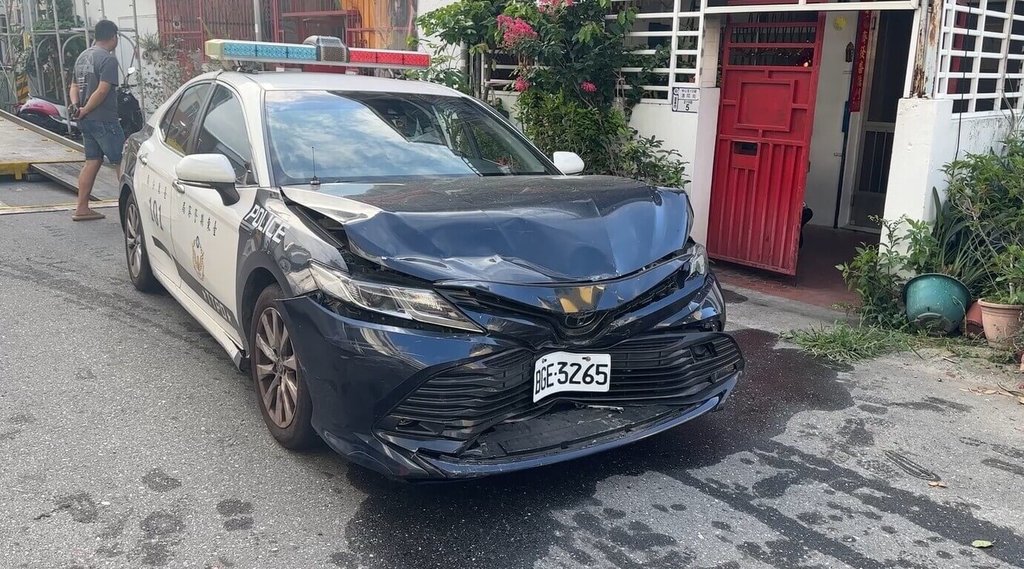 台東小客車闖紅燈撞警車逃逸