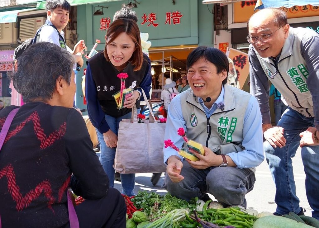 林國漳赴市場祝福鄉親母親節快樂