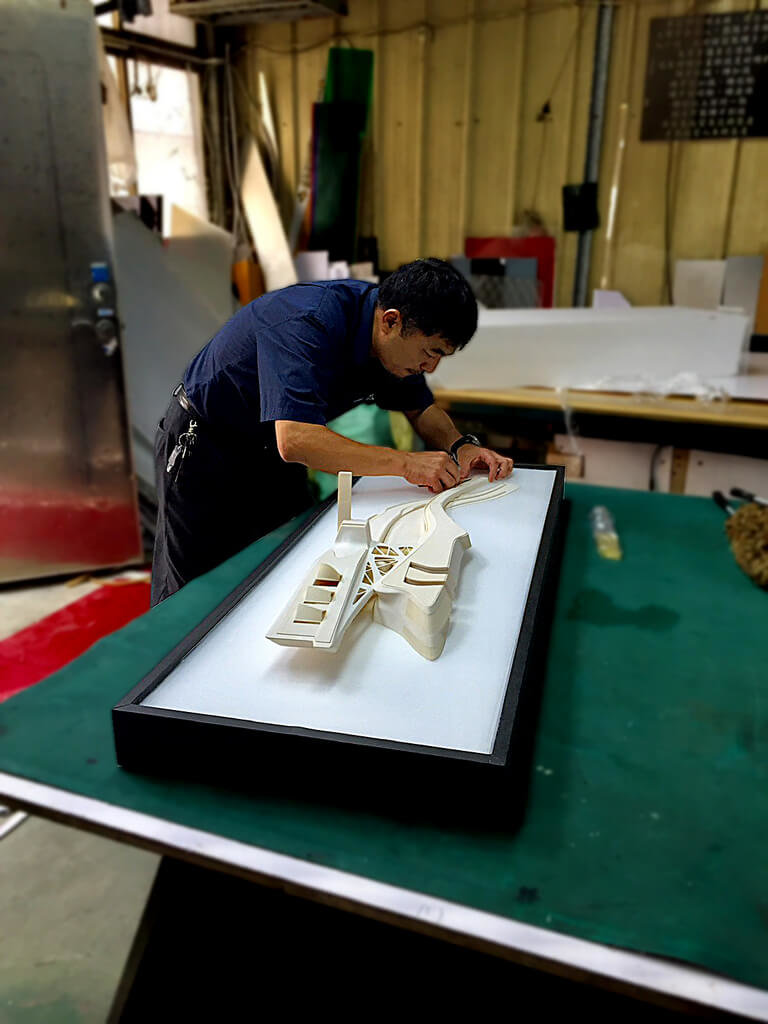 台中古根漢美術館模型修復　仔細清潔