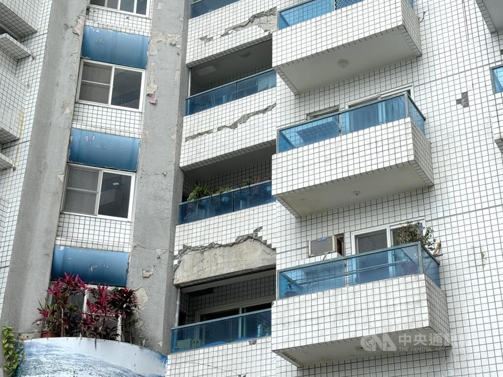 花蓮強震黃單戶「蓮花大樓」外牆情形