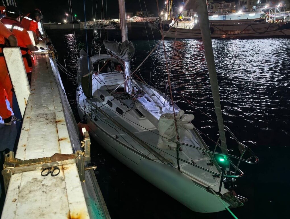 外籍帆船遇險帆繩斷裂　澎湖海巡救援進港（1）