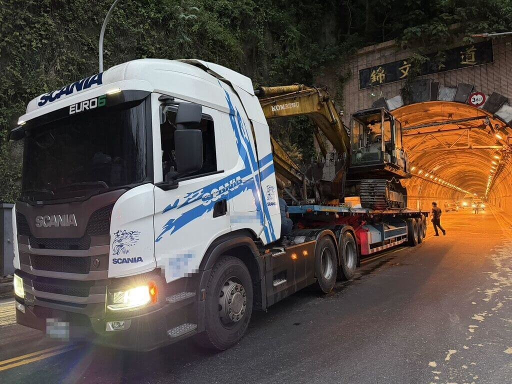 載運怪手超高卡住錦文隧道　一度交通中斷