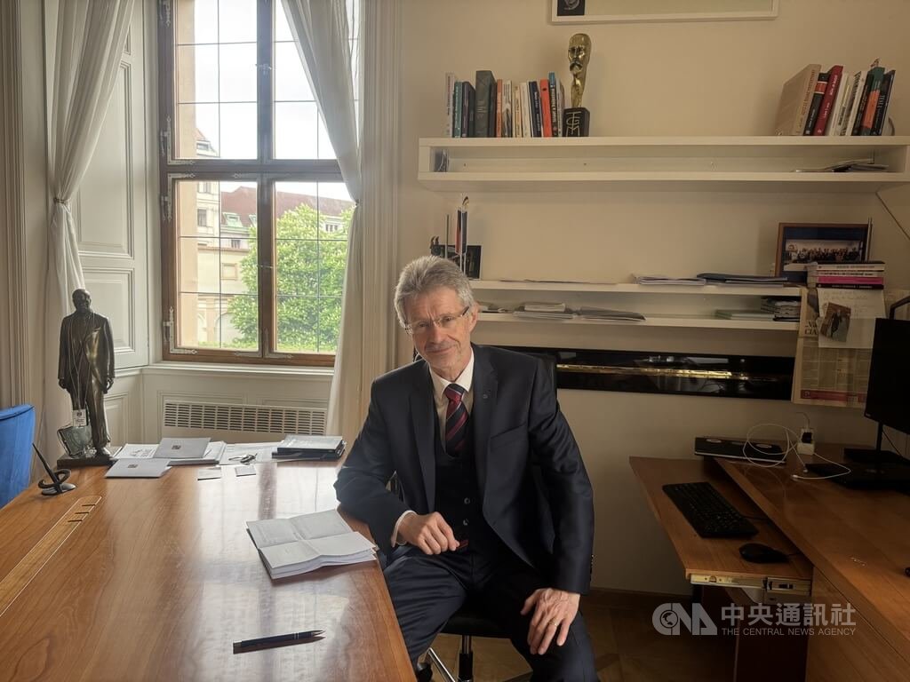 捷克參議長維特齊 開放辦公室讓大眾參觀