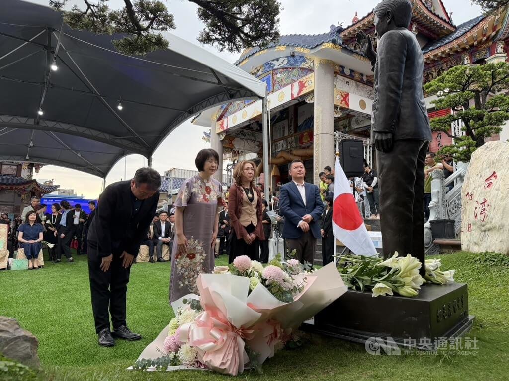 安倍昭惠一行訪紅毛港保安堂　向安倍銅像獻花