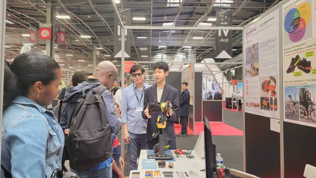 國中生高星航發明自行車磁吸式卡踏　巴黎發明展摘金