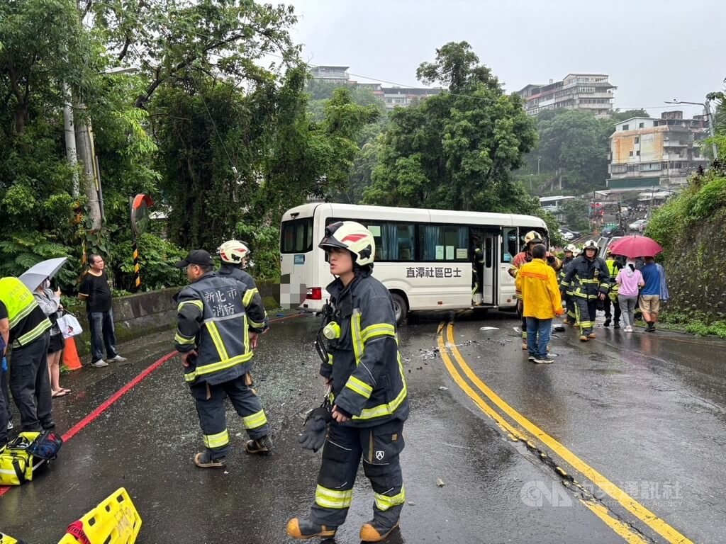 新店砂石車疑手煞車失靈撞巴士　8輕傷送醫