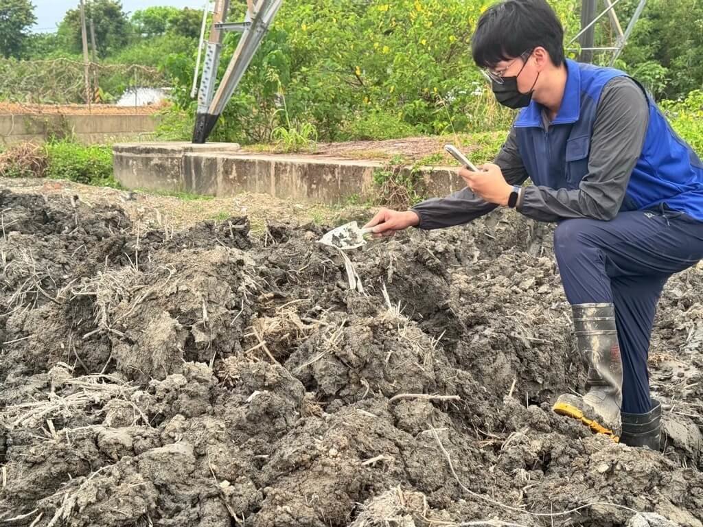 高雄旗山遭傾倒千噸廢棄物