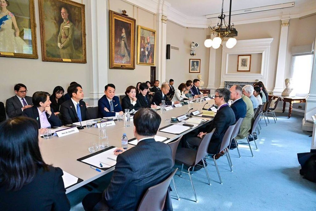 韓國瑜率團訪英智庫　與學者座談交流