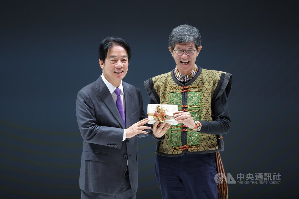 賴總統贈禮國家文藝獎得主虞戡平