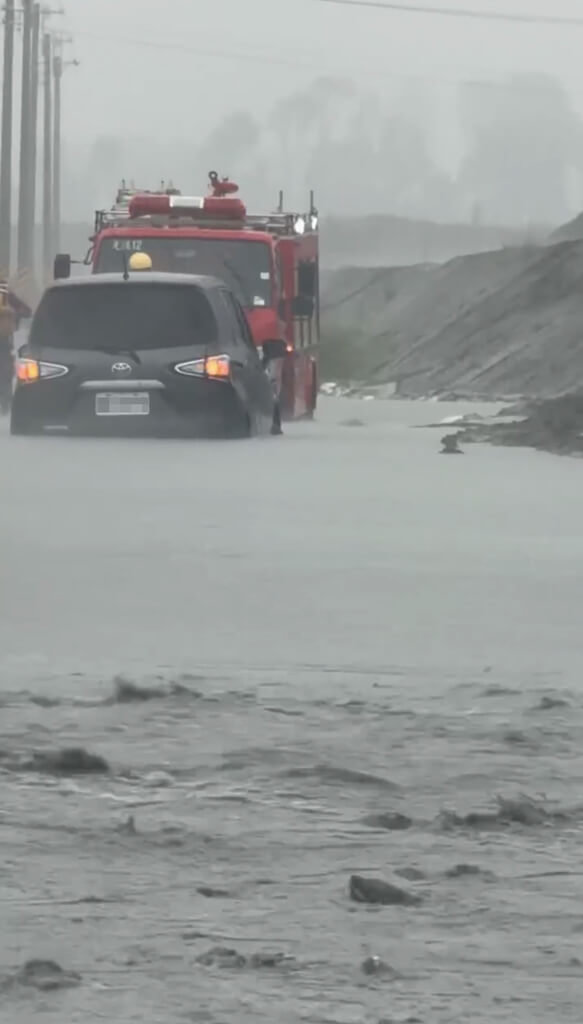 花蓮光復鄉佛祖街淹水　車輛受困