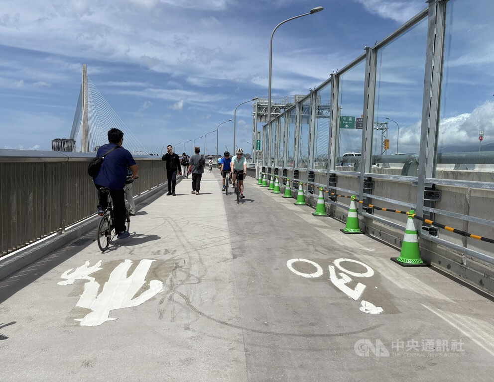 民眾反映淡江大橋人行道與單車道界線不明確