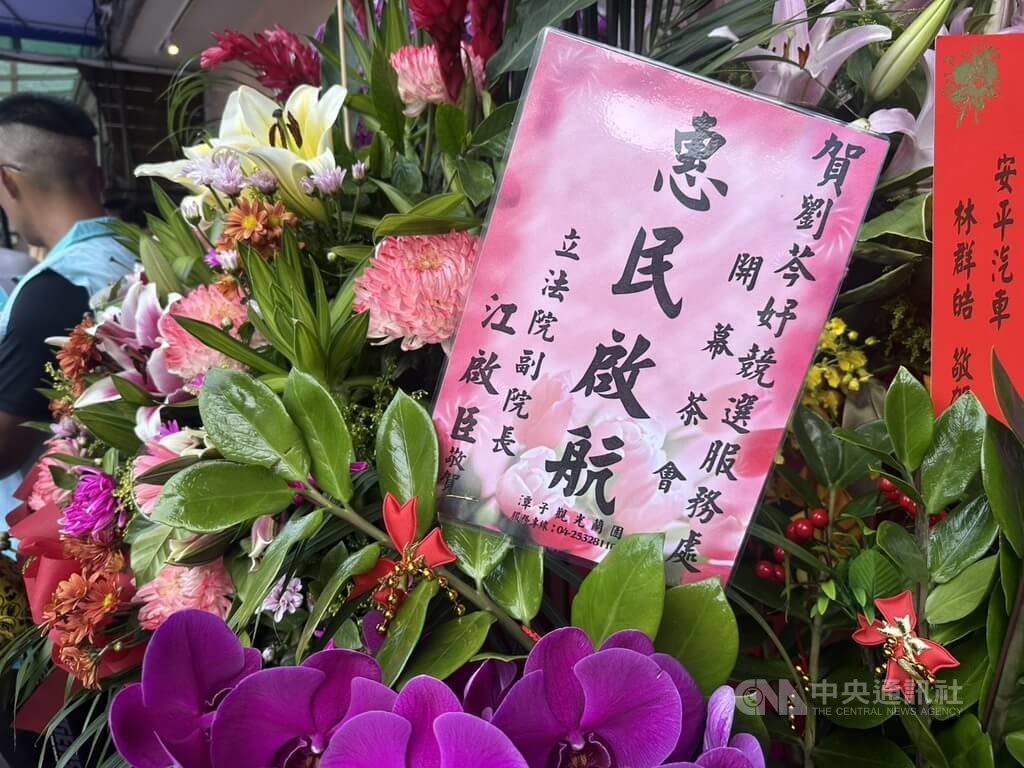 國民黨台中市長參選人江啟臣贈花給民眾黨參選人