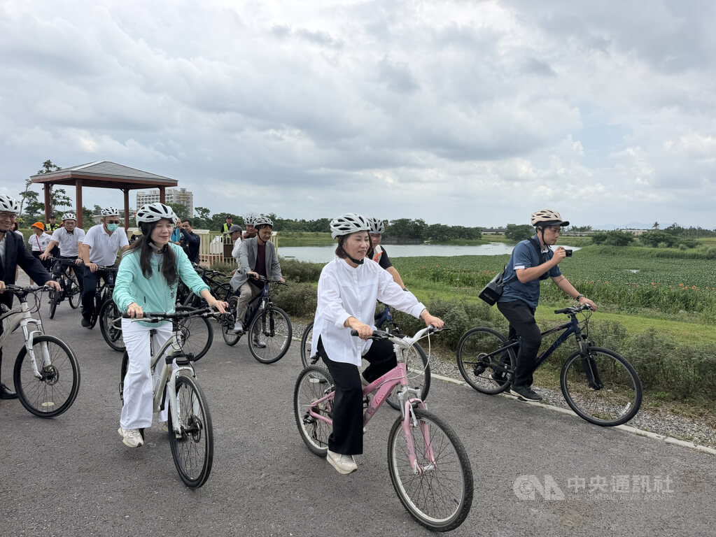 屏東大仁滯洪池啟用　周春米騎自行車環湖