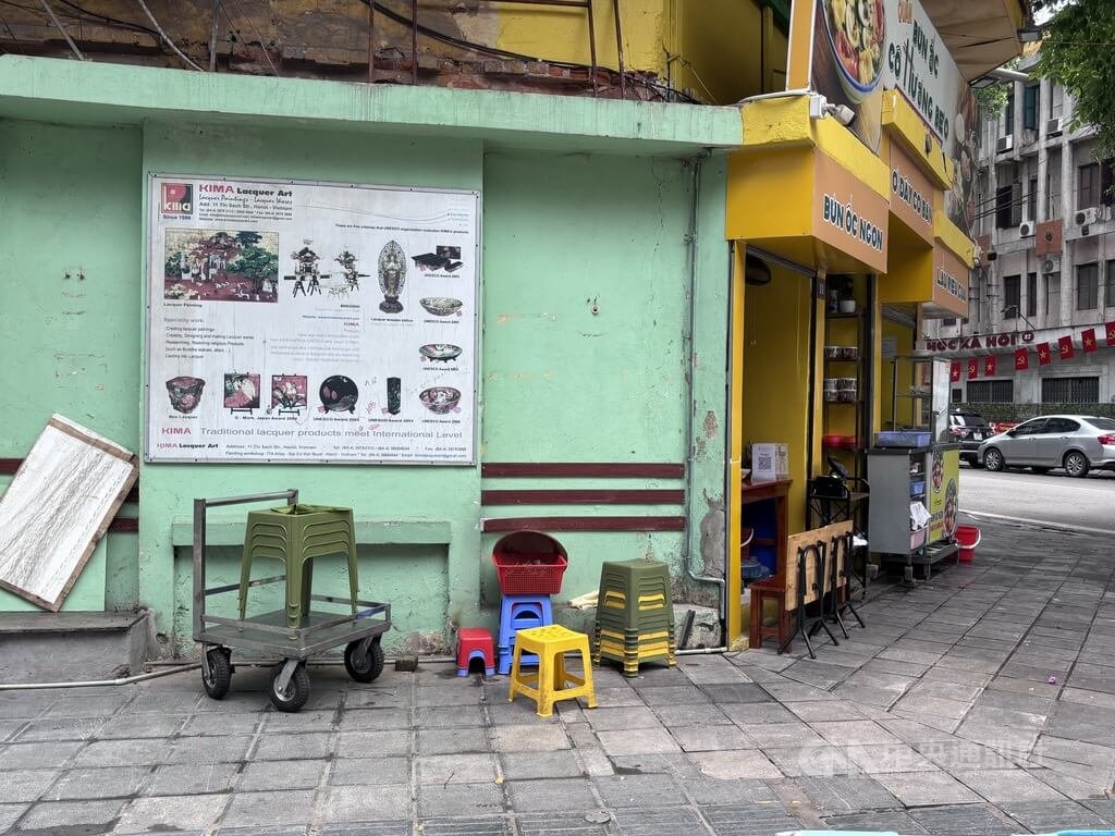 河內麵店　戶外桌椅收起