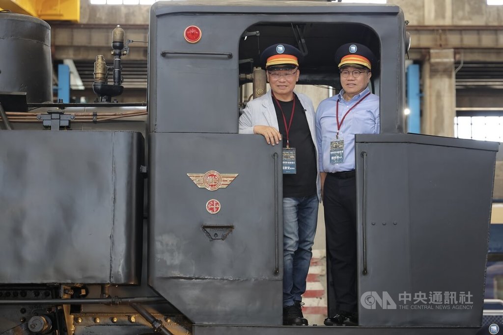 糖鐵車輛捐贈儀式　戴勝堂、陳修程登車