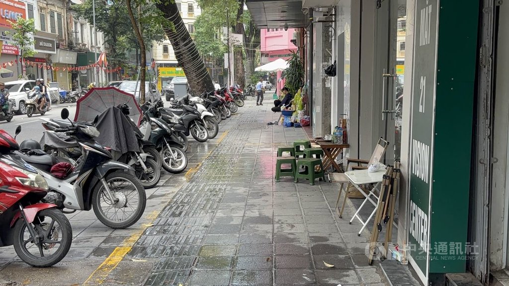 河內人行道　商家收起人行道椅子