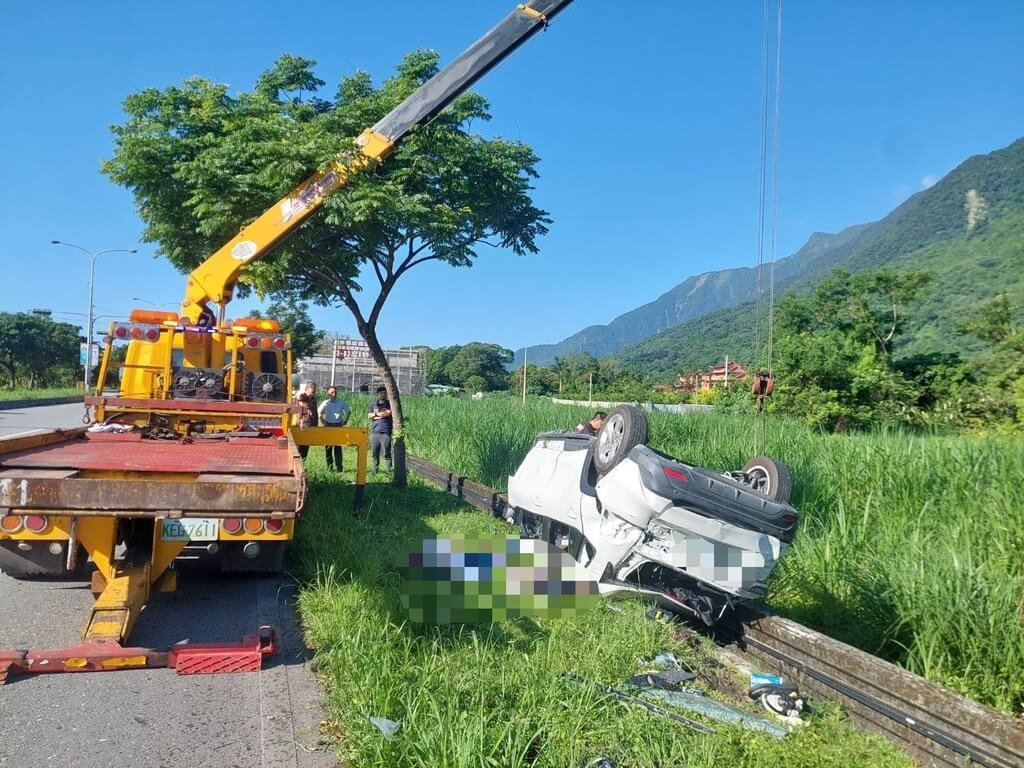花蓮自小客車自撞路樹　男受困車內救出送醫不治