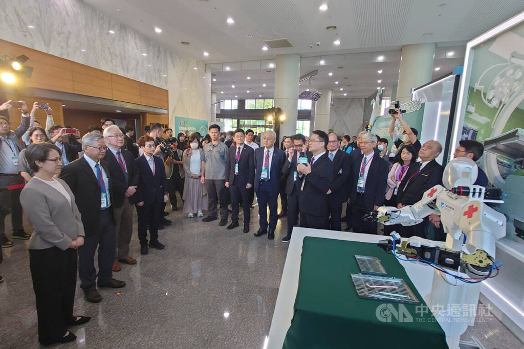 蕭副總統參觀智慧機器人研發中心計畫成果