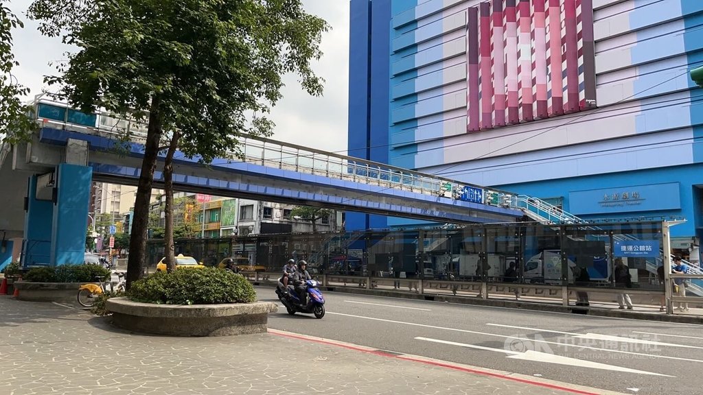 北市進行水源市場旁天橋美化工程