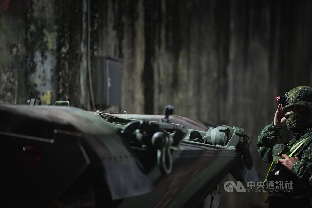 官兵檢整M1A2T戰車