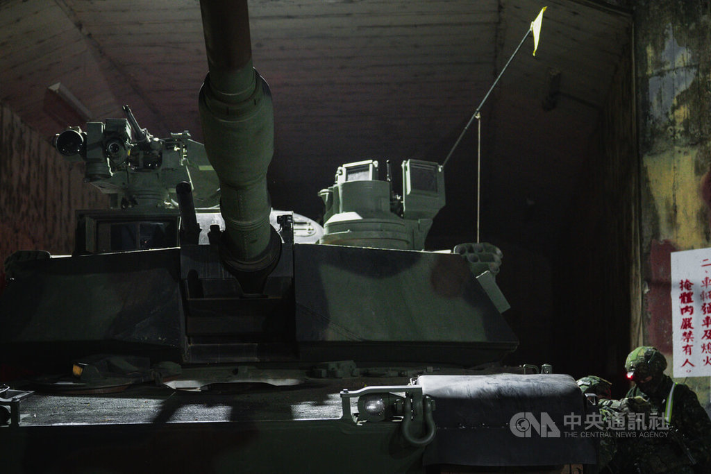 M1A2T戰備偵巡　官兵事前檢整