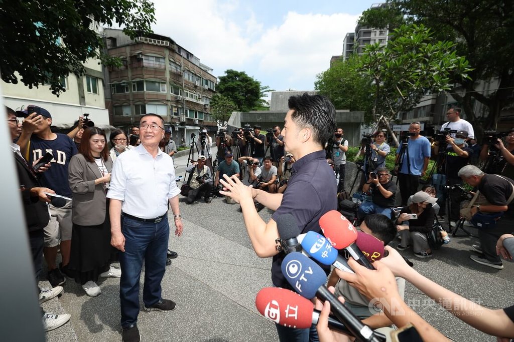 蔣萬安、李四川參訪負壓式吸菸室（3）