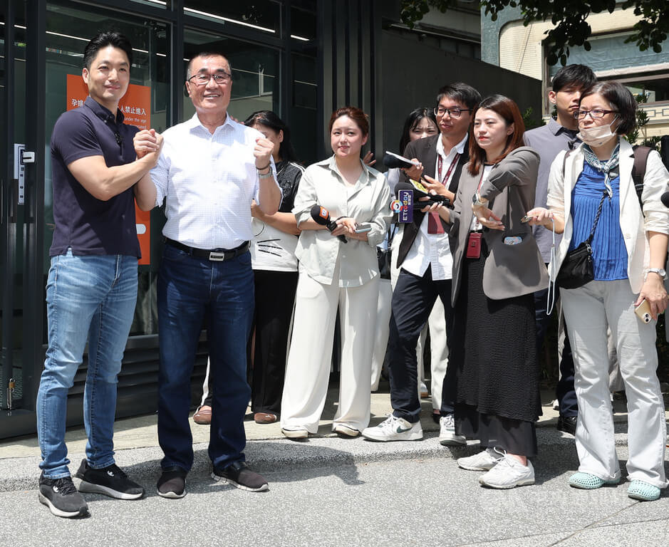 蔣萬安、李四川參訪負壓式吸菸室（2）