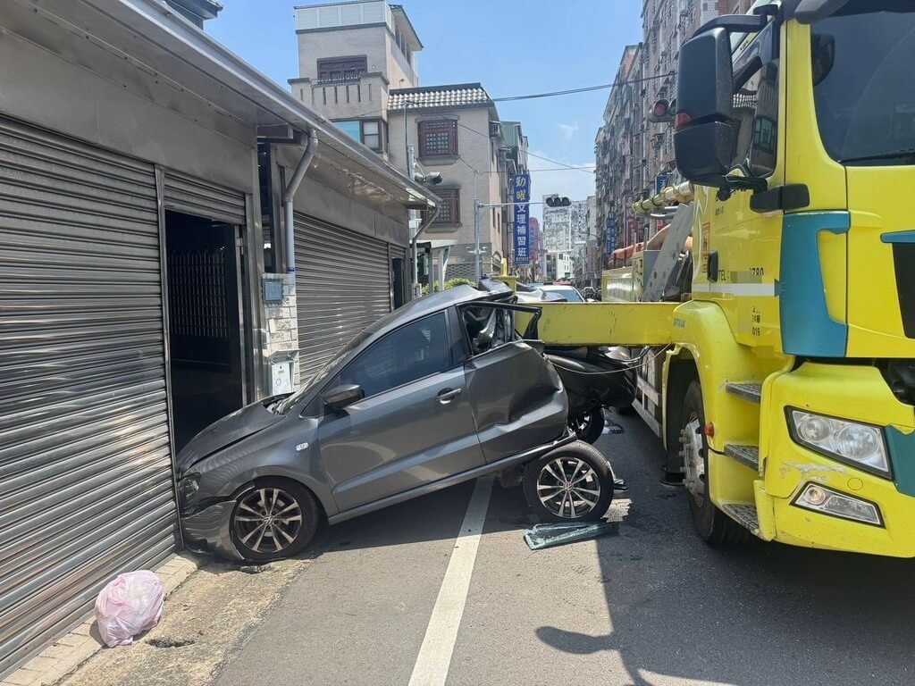 混凝土壓送車撞毀路旁車輛　波及民宅