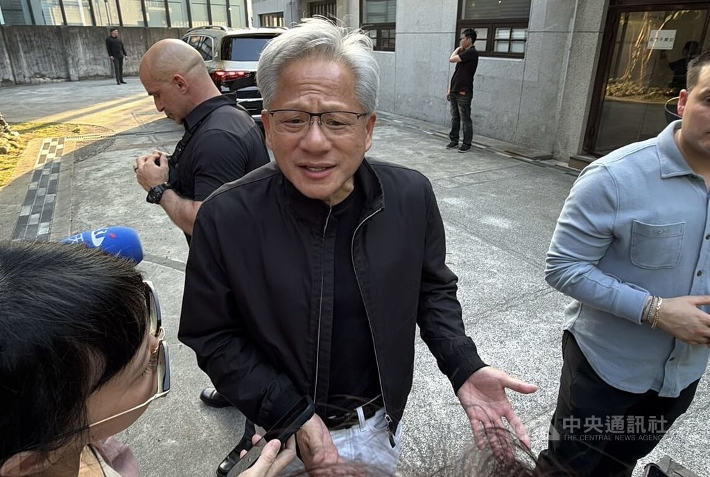 黃仁勳抵台首站赴南港開講（1）