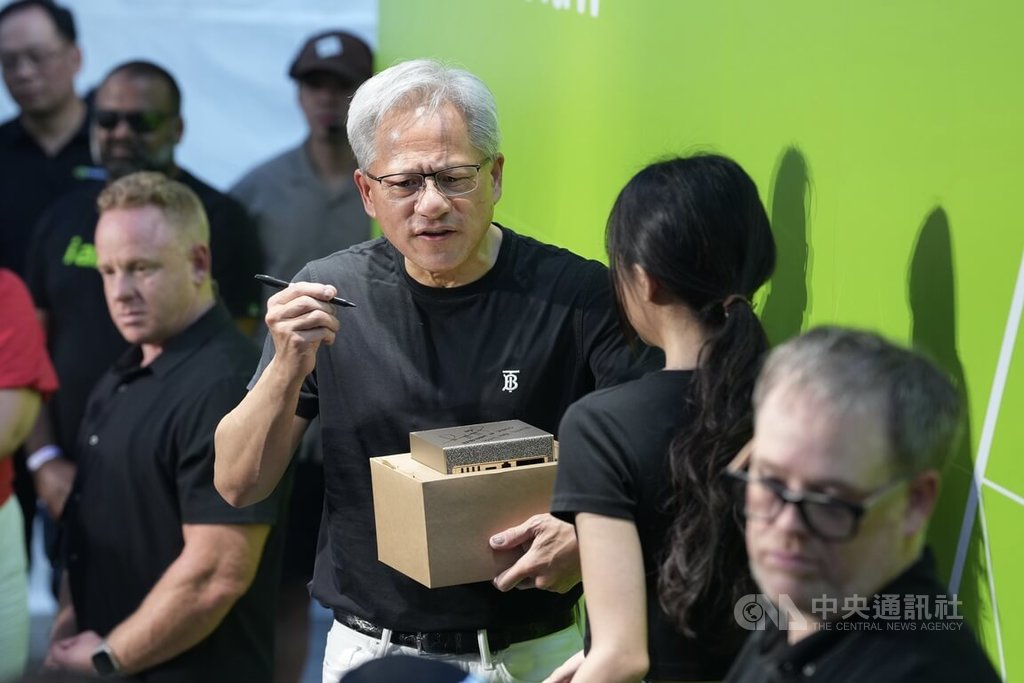 黃仁勳現身南港開發者大會　抽獎送出超級電腦