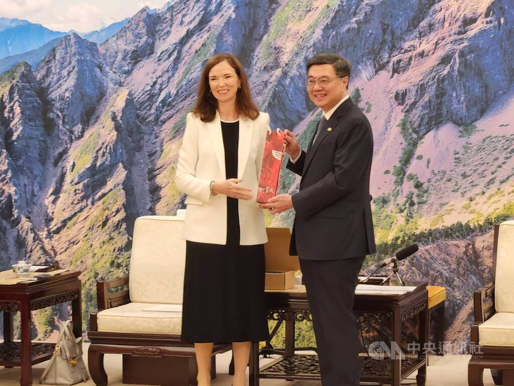 卓榮泰接見加拿大駐台代表