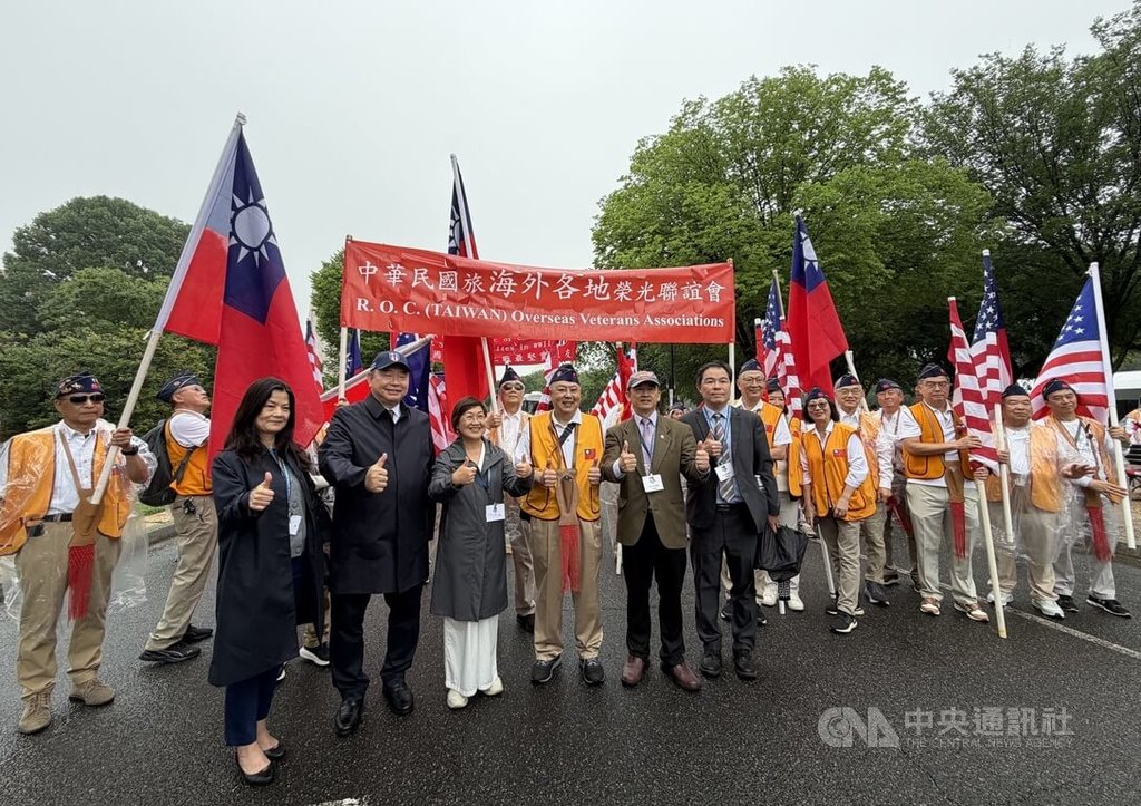 華府國殤日遊行　駐美代表、僑委會委員長與僑胞合影