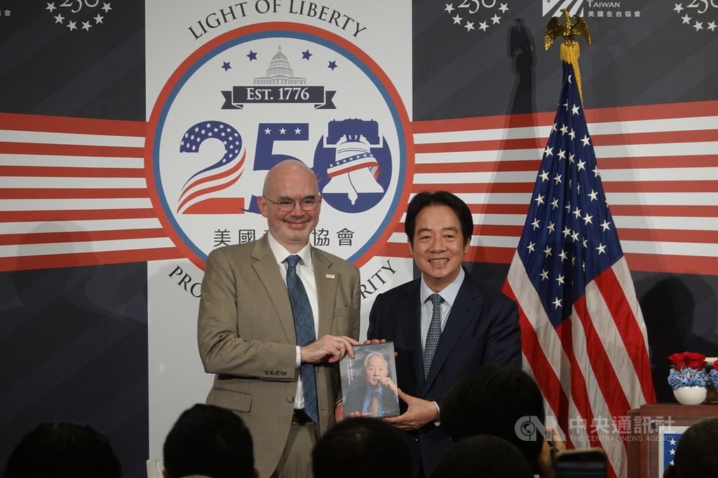 AIT酒會　賴總統致贈張忠謀自傳