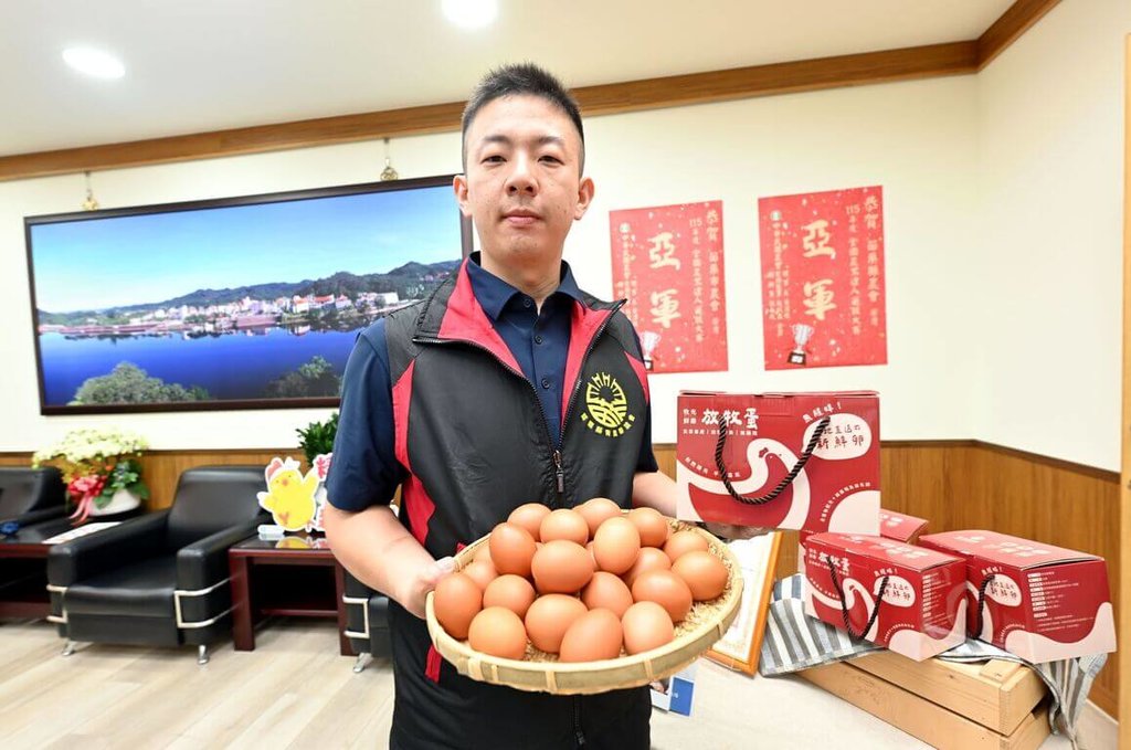 苗栗青農楊策育成蛋中雞有一套