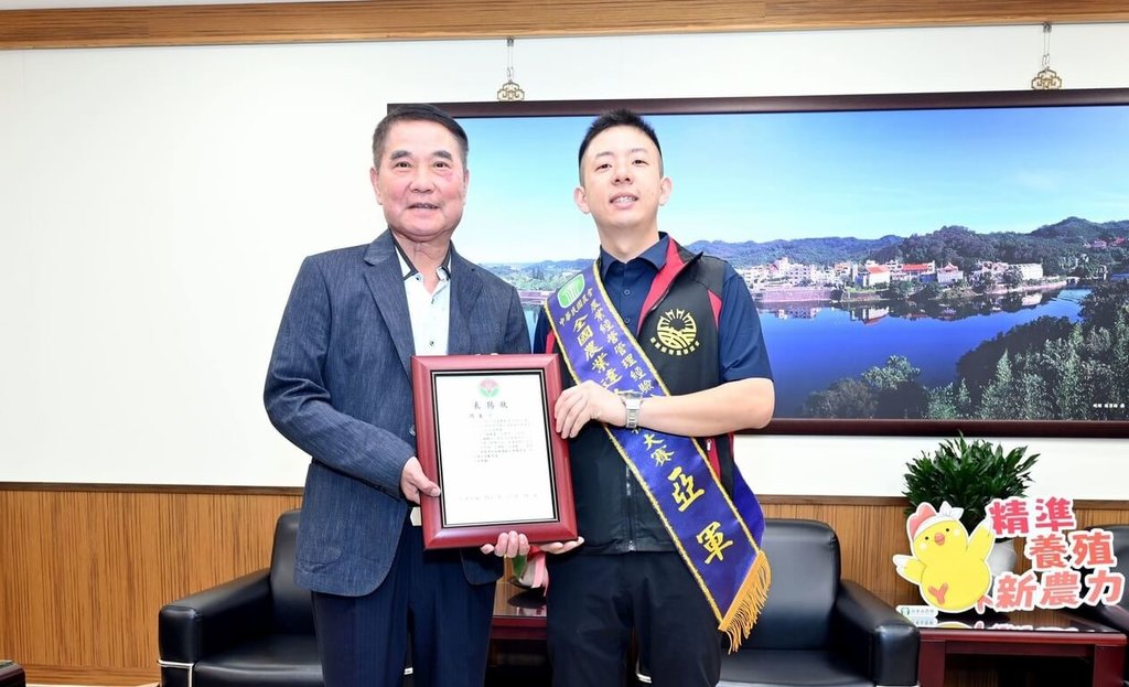 楊策創新管理蛋中雞場獲選農業達人 苗縣府表揚
