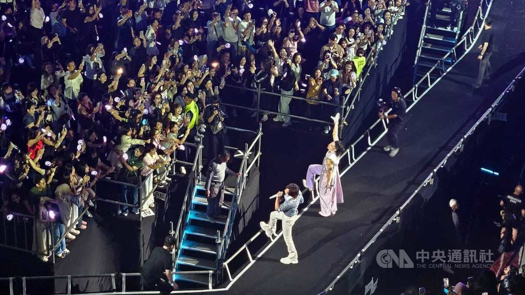 F✦FOREVER恆星之城印尼演唱會  延伸舞台互動