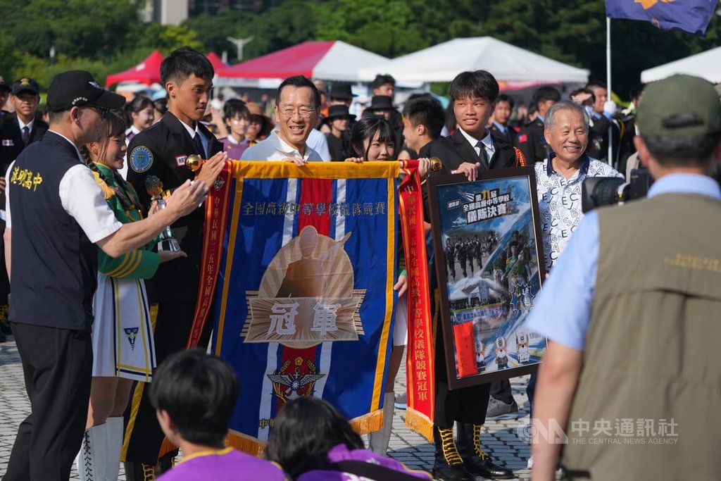 顧立雄出席高中儀隊決賽暨國軍社團成發（2）