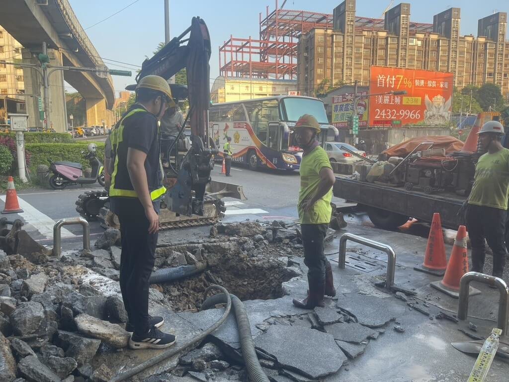 基隆自來水管破裂2410戶停水　人員搶修