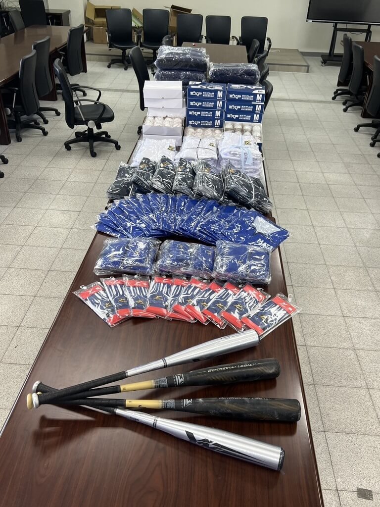 支持馬祖基層棒球　桃園獅子會捐贈球具（1）