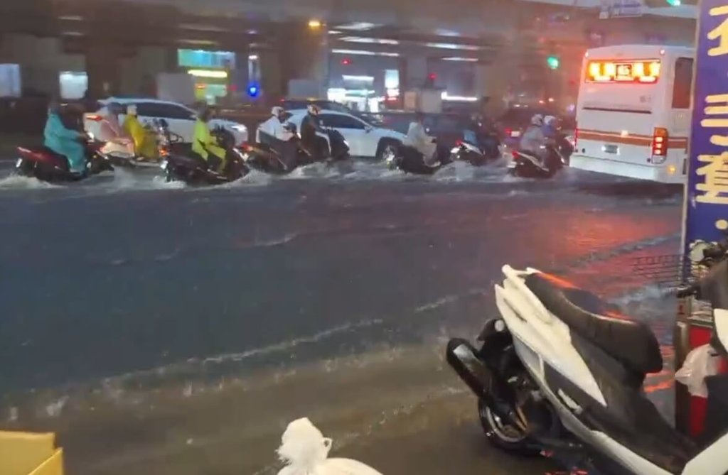 大雨狂灌　新北多處積淹水（2）