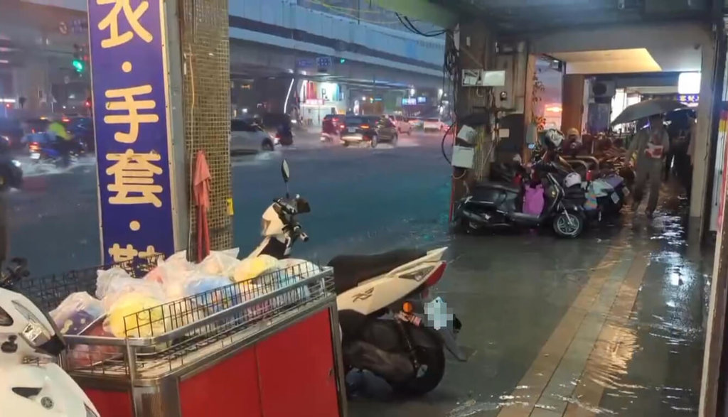 大雨狂灌　新北多處積淹水（3）
