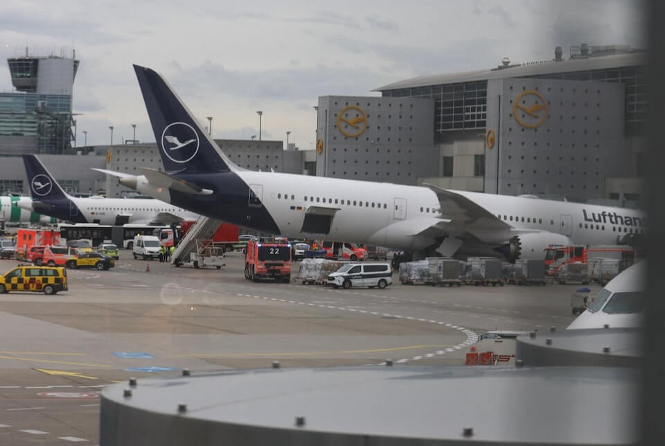 漢莎航空波音787前起落架塌陷 法蘭克福機場多人受傷