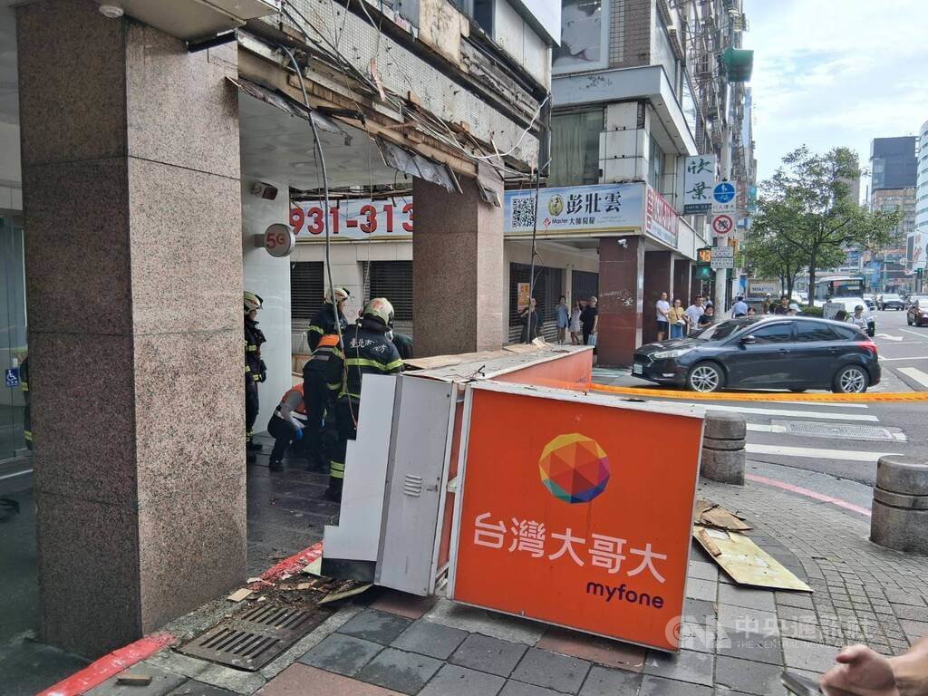 北市東區電信業者招牌掉落釀2傷（1）