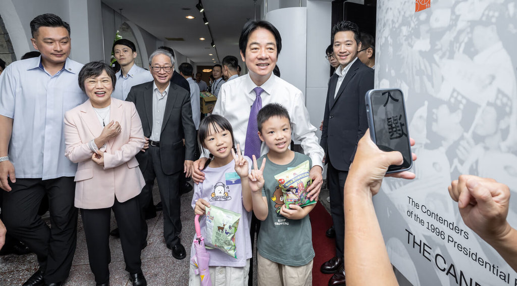 賴總統參觀總統直選30週年特展