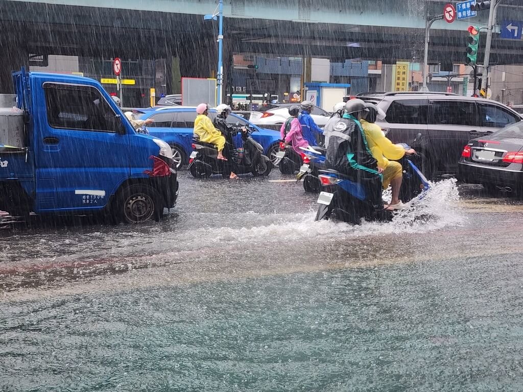 新北強降雨多處積淹水 雨勢停歇就漸消退