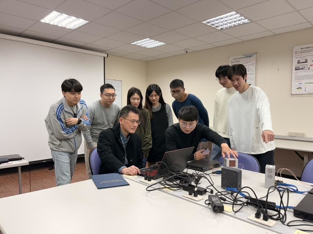 陽明交大、スマート表面「魔鏡」を開発：信号を正確に反射し、通信を安定化
