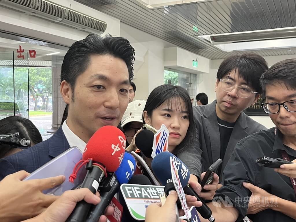 新北市が試験導入した歩道用日傘、蔣萬安台北市長「今年の夏に北市でも設置」