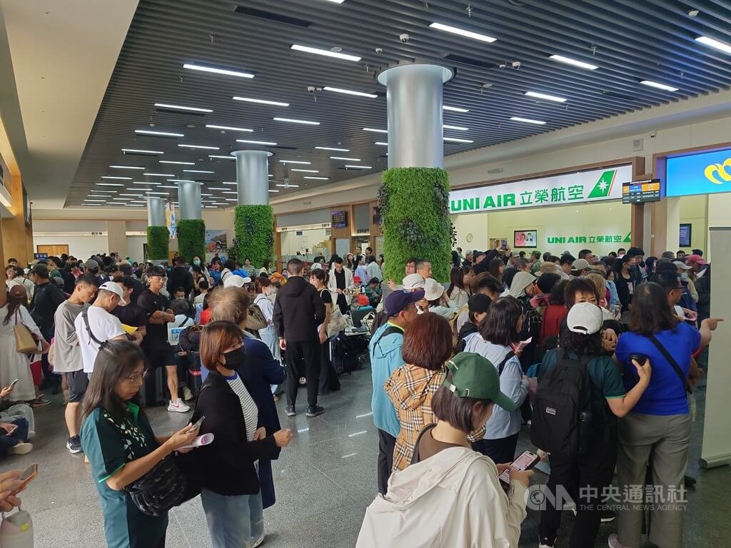 天候影響　南竿機場大量旅客等候回台班機