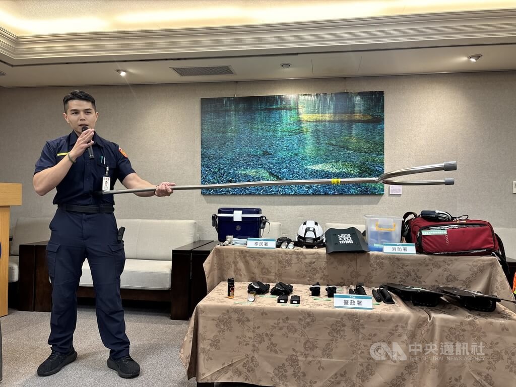 警政署展示「防暴鋼叉」